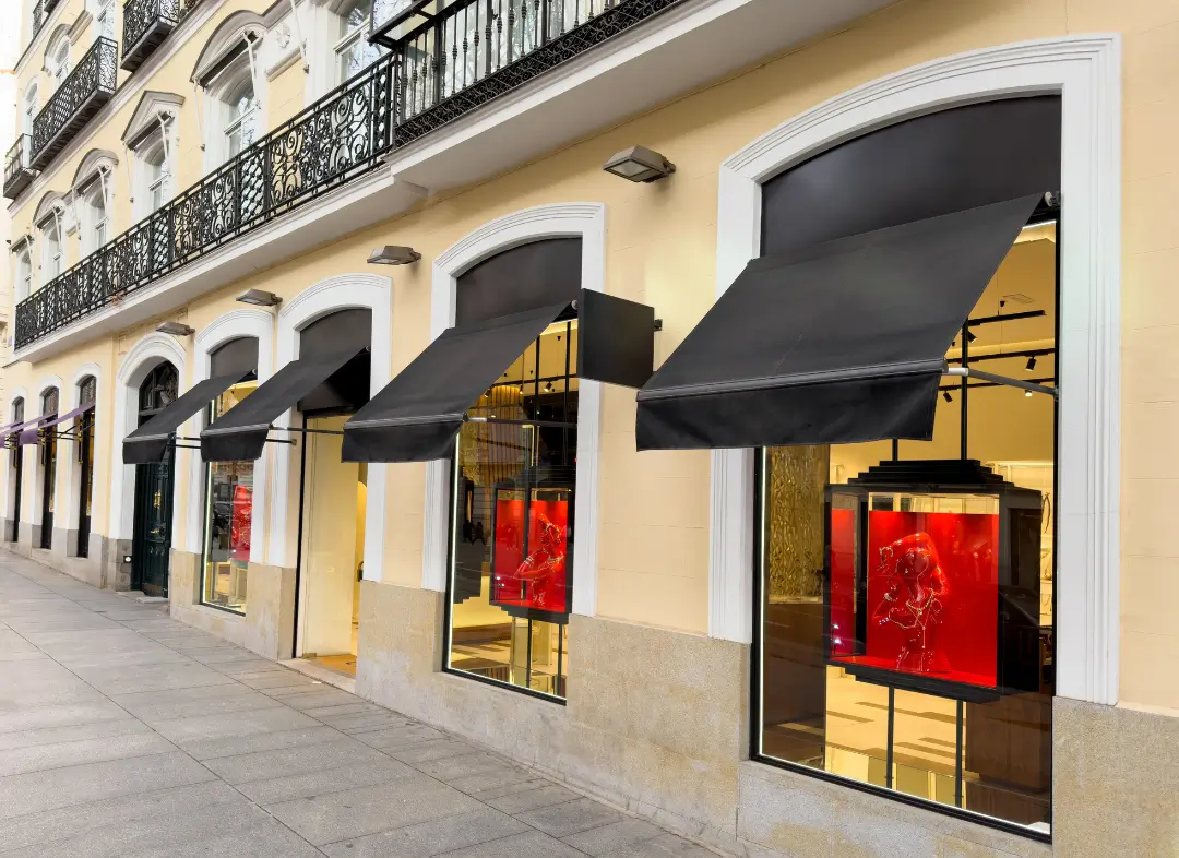 Façade vitrine de magasin en aluminium sur mesure à Villemandeur